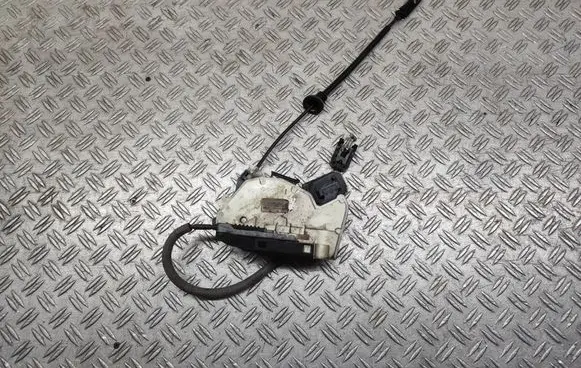 Volkswagen Jetta VI Rear door lock 5K4839015