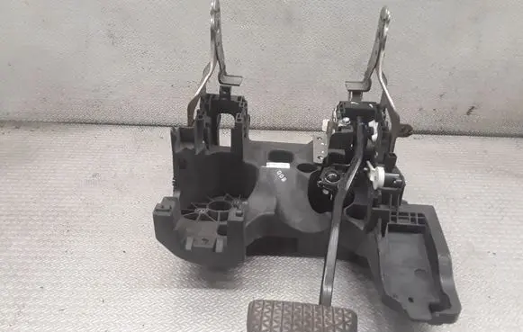 Opel Insignia A Pedal assembly 20995742