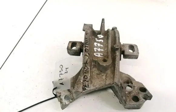 Peugeot 407 Engine mount bracket