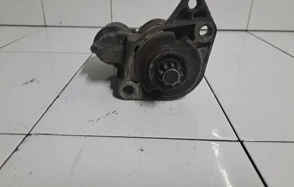 Volkswagen Golf IV Starter motor 0001121006 020911023F