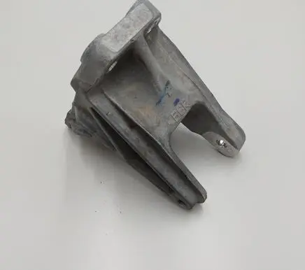 Nissan Leaf II (ZE1) Engine mounting bracket