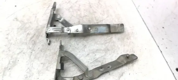 Alfa Romeo GT Tailgate/trunk/boot hinge