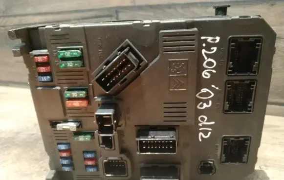 Peugeot 206 Fuse module 9649627880