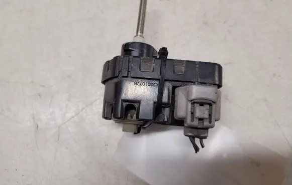 Toyota Avensis T250 Headlight level adjustment motor 
