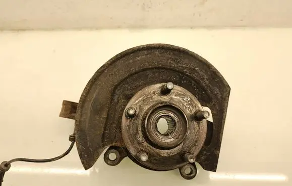 Nissan Qashqai+2 Front wheel hub 