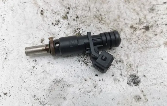 BMW 5 E60 E61 Fuel injector 7531634