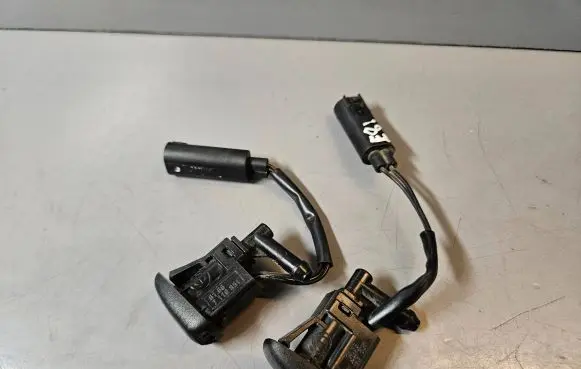 BMW X5 E53 Windshield washer spray nozzle 7110851 61667110851 7135411