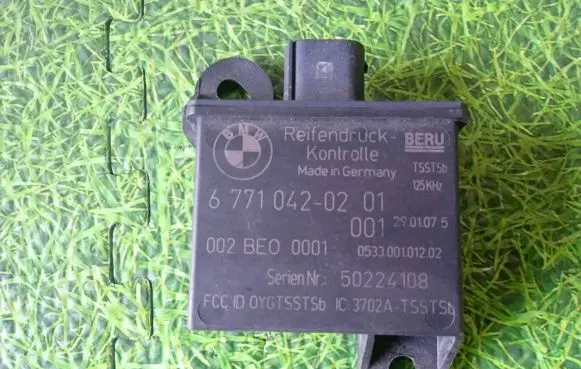 BMW M5 Tire pressure control unit 6771042 50224108 053300101202