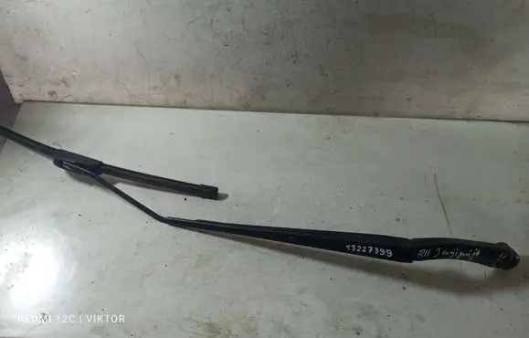 Opel Insignia A Front wiper blade arm 13227399