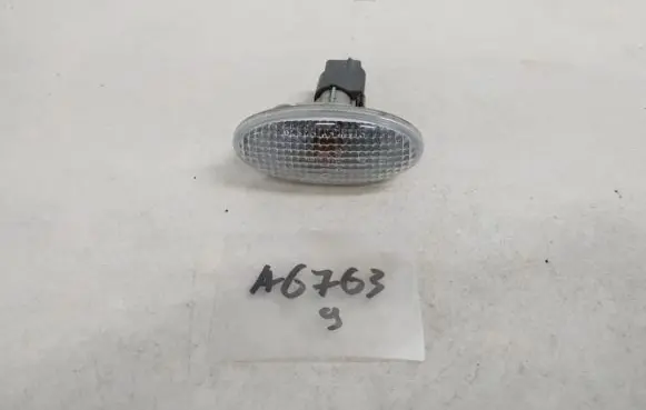 Audi A6 S6 C4 4A Front fender indicator light