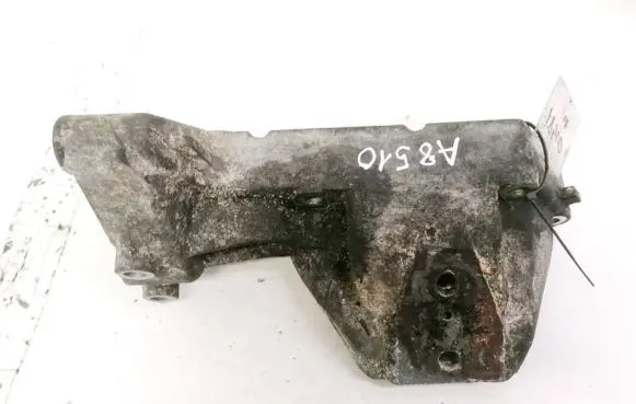 Engine mounting bracket