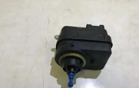 Headlight level adjustment motor