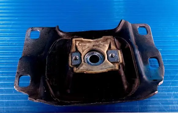 Ford Focus Engine mount bracket V617M121
