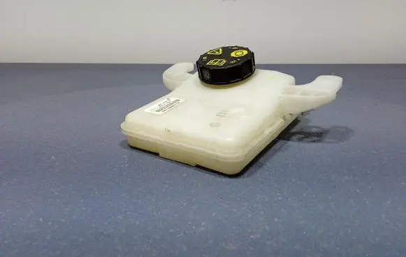 Ford Mustang I Brake fluid reservoir LJ9C2N147BA