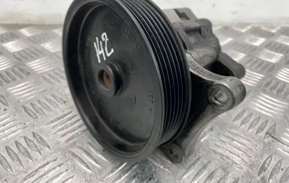 Mercedes-Benz E W212 Power steering pump A0064667501