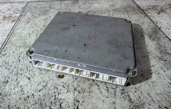 Toyota Avensis T250 Engine control unit/module 8966105630 MB2750004652