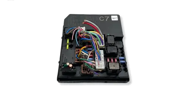 Nissan Juke I F15 Fuse module 284B71KB0B 5S0JK01C7 8771023975