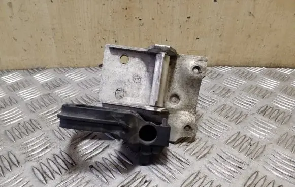 BMW 5 F10 F11 Radiator mount bracket 17117575247 7575247 7186513