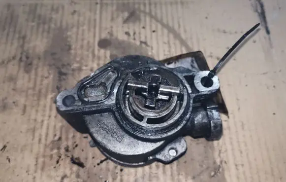 Ford Focus C-MAX Vacuum pump D1561C2