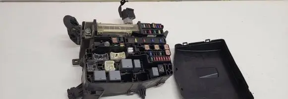 Toyota Avensis T270 Fuse box set 8211105Q10 530WETTEST 0C12095141