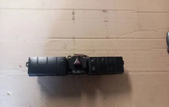 Mercedes-Benz C W203 Hazard light switch 2038701710 51098899001 33631702