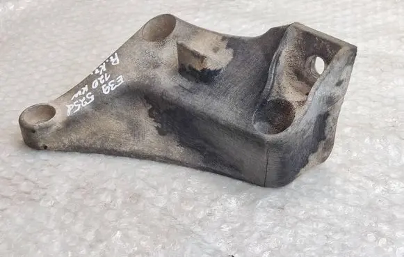 BMW 5 E39 Engine mounting bracket 6750441
