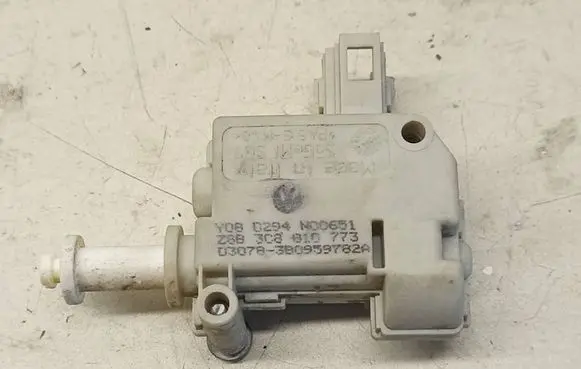 Volkswagen PASSAT CC Fuel tank cap lock motor 3C8810773 3B0959782A