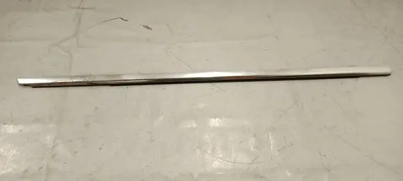 Mercedes-Benz GLE W167 Front door glass trim molding A1677201402