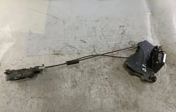 Suzuki Grand Vitara II Front door lock 646080715