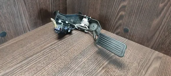 Toyota Avensis T250 Accelerator throttle pedal 8928152021 1983003041