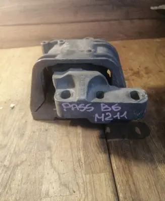 Volkswagen PASSAT B6 Engine mount bracket