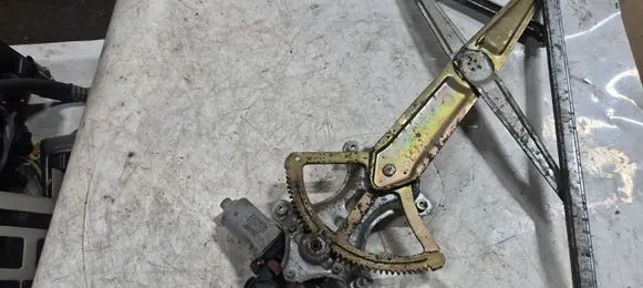 Toyota Corolla Verso E121 Front door window regulator with motor 8572013030 0620401530
