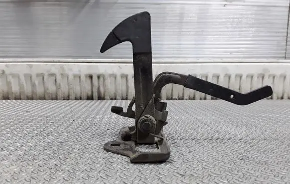 Skoda Octavia Mk2 (1Z) Engine bonnet (hood) release handle 1Z0823460E