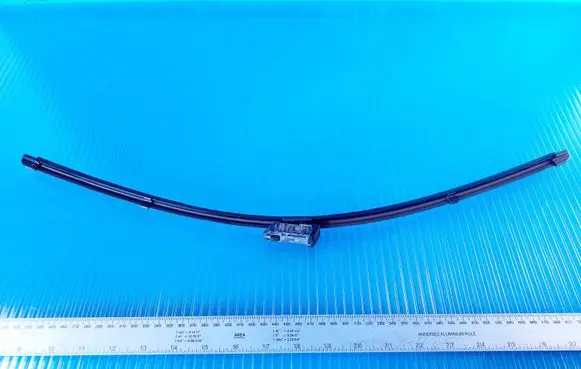 Volkswagen PASSAT B6 Front wiper blade arm