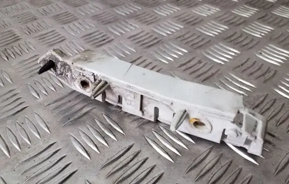 Ford Focus Front bumper mounting bracket BM5117D958A