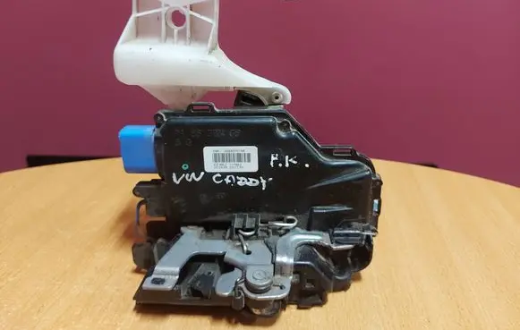 Volkswagen Caddy Front door lock 3D2837015K
