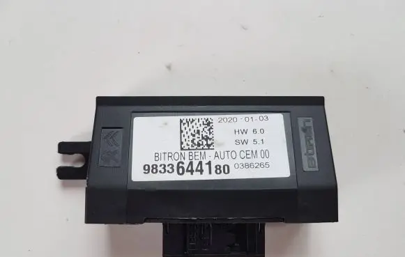 Peugeot 3008 II Door control unit/module 9833644180