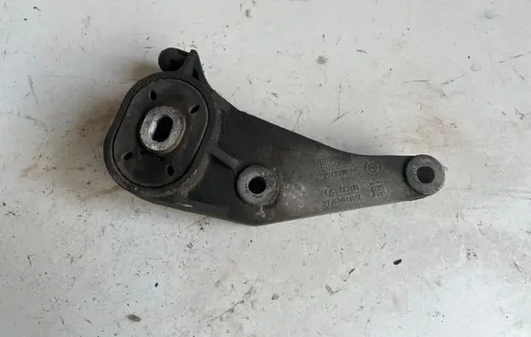 Opel Meriva A Engine mount bracket 13117089 13143386