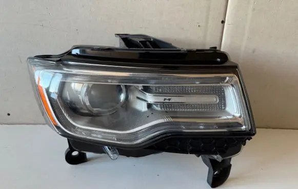 Jeep Grand Cherokee Headlight/headlamp M167611 323564 03122015