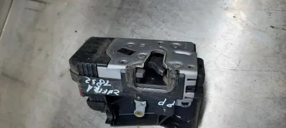 Opel Zafira B Front door lock