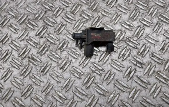 Subaru Outback Valve vacuum 