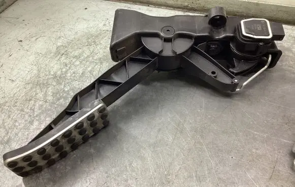 Mercedes-Benz B W245 Accelerator throttle pedal 91736020