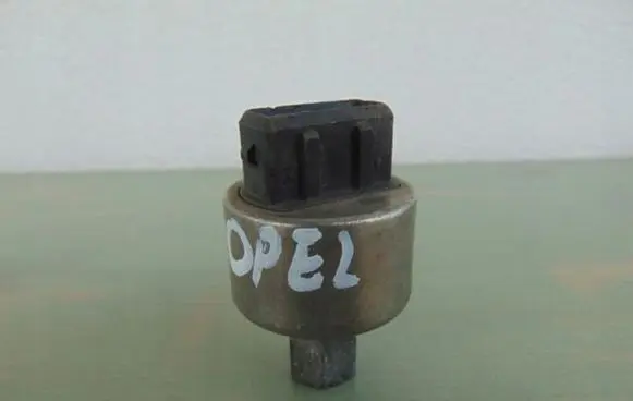 Opel Astra F Air conditioning (A/C) pressure sensor 90359991