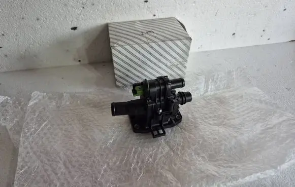 Ford Focus Thermostat/thermostat housing 9647767180