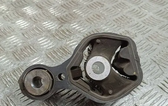 Mazda CX-9 Engine mount bracket