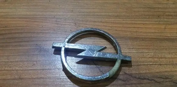 Manufacturer badge logo/emblem