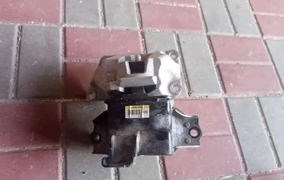 Engine mount bracket