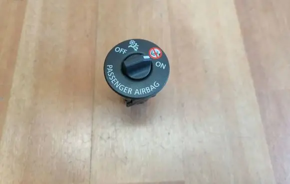 Passenger airbag on/off switch