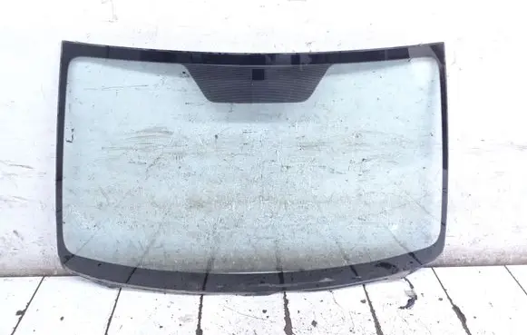 Toyota Avensis T250 Front windscreen/windshield window AS1