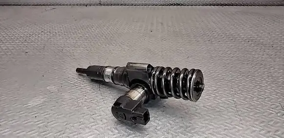 Volkswagen PASSAT B6 Fuel injector 03G130073T